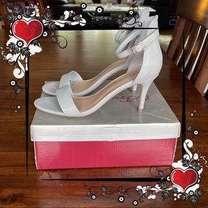 Breckelle’s beautiful gray strappy sandals